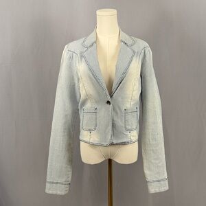 Modern chic with this lightweight denim blazer jacket. Versatile & Effortless